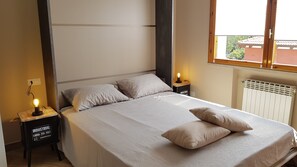 2 室のベッドルーム、デスク、アイロン / アイロン台、旅行用ベビーベッド