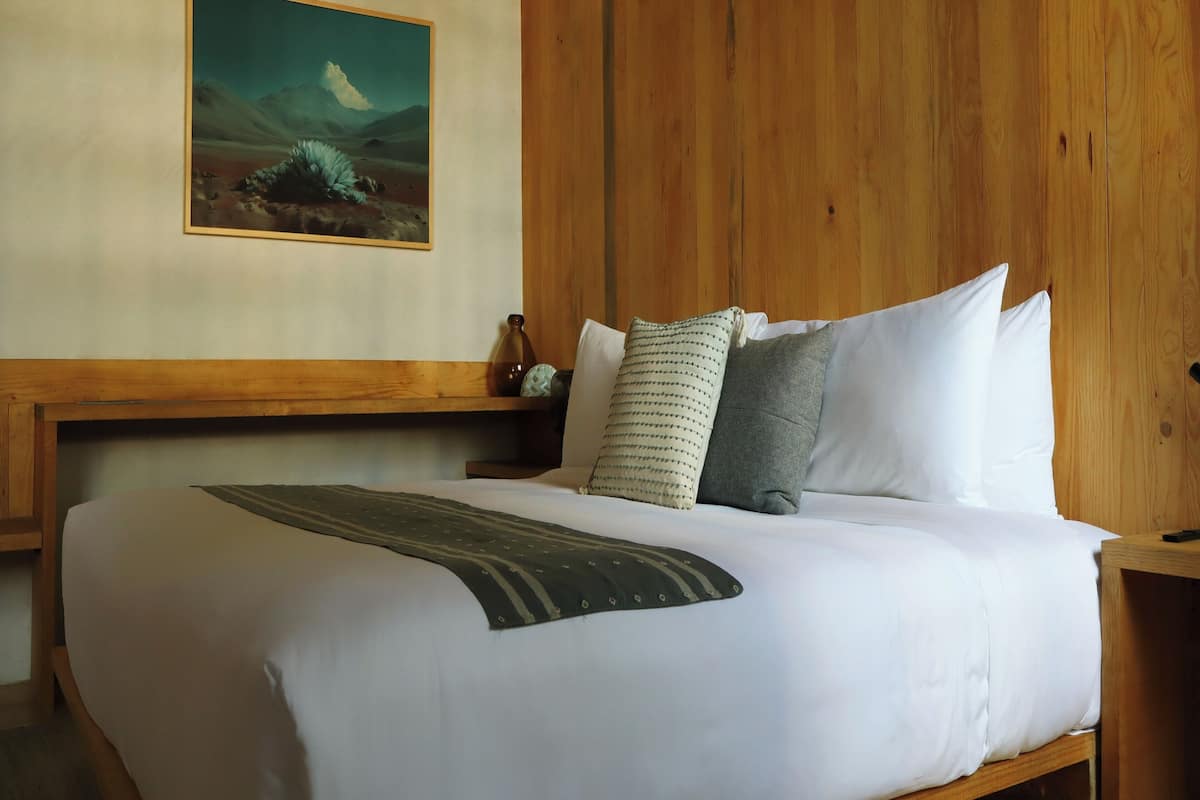 Juniorrum - utsikt mot innergården | Minibar, värdeförvaringsskåp på rummet och skrivbord