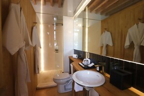 Kamar Grand, balkon, pemandangan kota | Kamar mandi | Shower, pancuran hujan,  dan perlengkapan mandi desainer