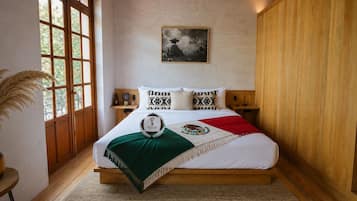 Suite estándar, balcón | Ropa de cama de alta calidad, edredón, camas Select Comfort y minibar