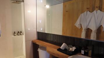 Junior Room, Courtyard View | Bathroom | Shower, towels