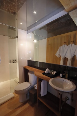 Junior Room, Courtyard View | Bathroom | Shower, free toiletries, towels