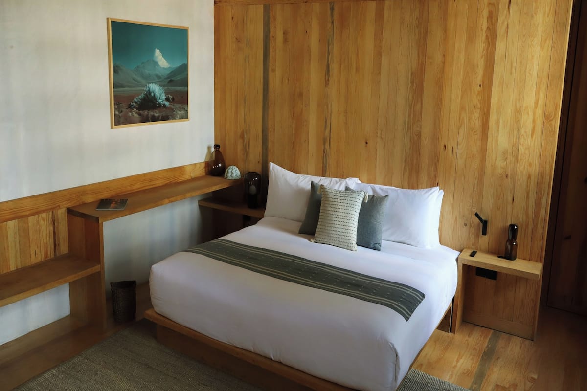 Superior-rum | Minibar, värdeförvaringsskåp på rummet och skrivbord