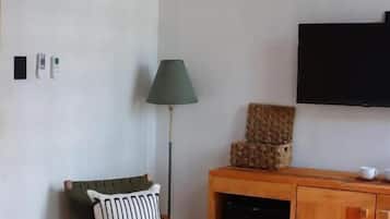 Suíte standard, sacada | Área de estar