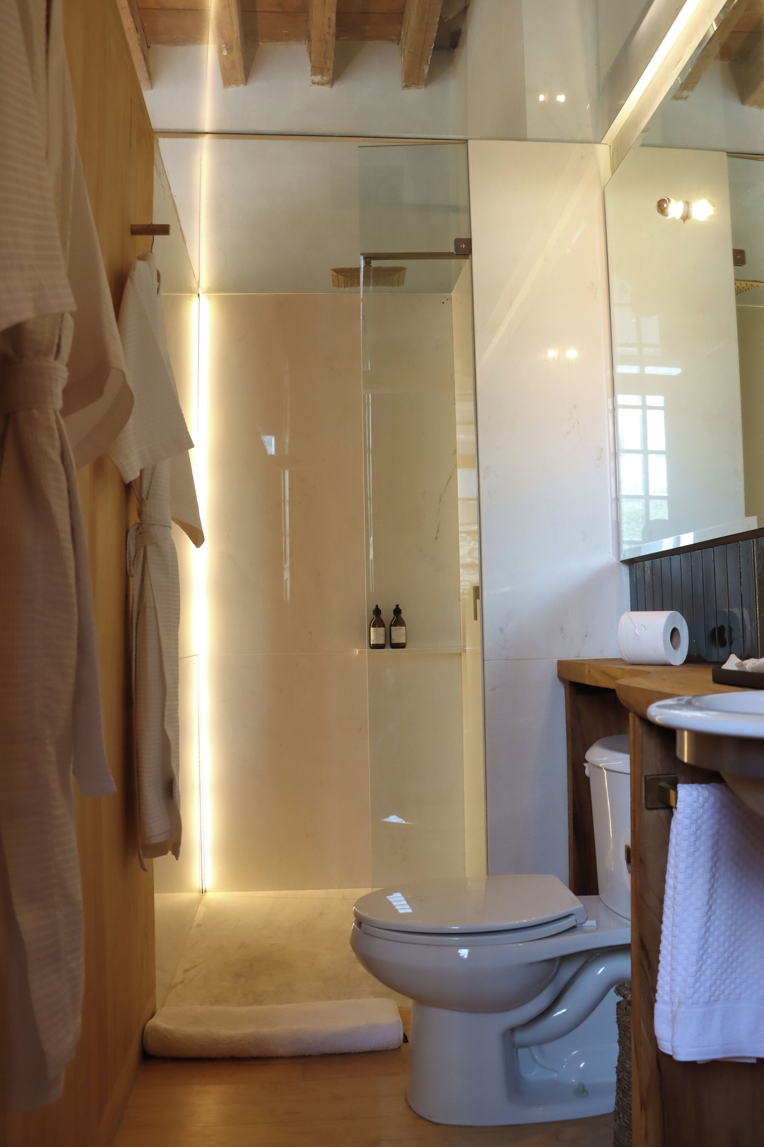 Grand Room, Balcony, City View | Bathroom | Shower, towels