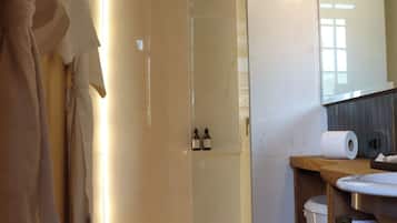Quarto grand, sacada, vista para a cidade | Banheiro | Chuveiro, toalhas de banho