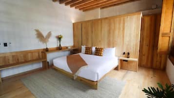 Quarto grand, sacada, vista para a cidade | Frigobar, cofres nos quartos, escrivaninha