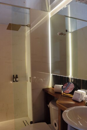 Suite estándar, balcón | Baño | Regadera y toallas 