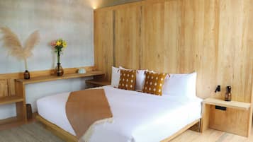 Quarto grand, sacada, vista para a cidade | Frigobar, cofres nos quartos, escrivaninha