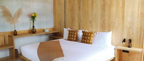 Grand-Zimmer, Balkon, Stadtblick | Minibar, Zimmersafe, Schreibtisch, laptopgeeigneter Arbeitsplatz