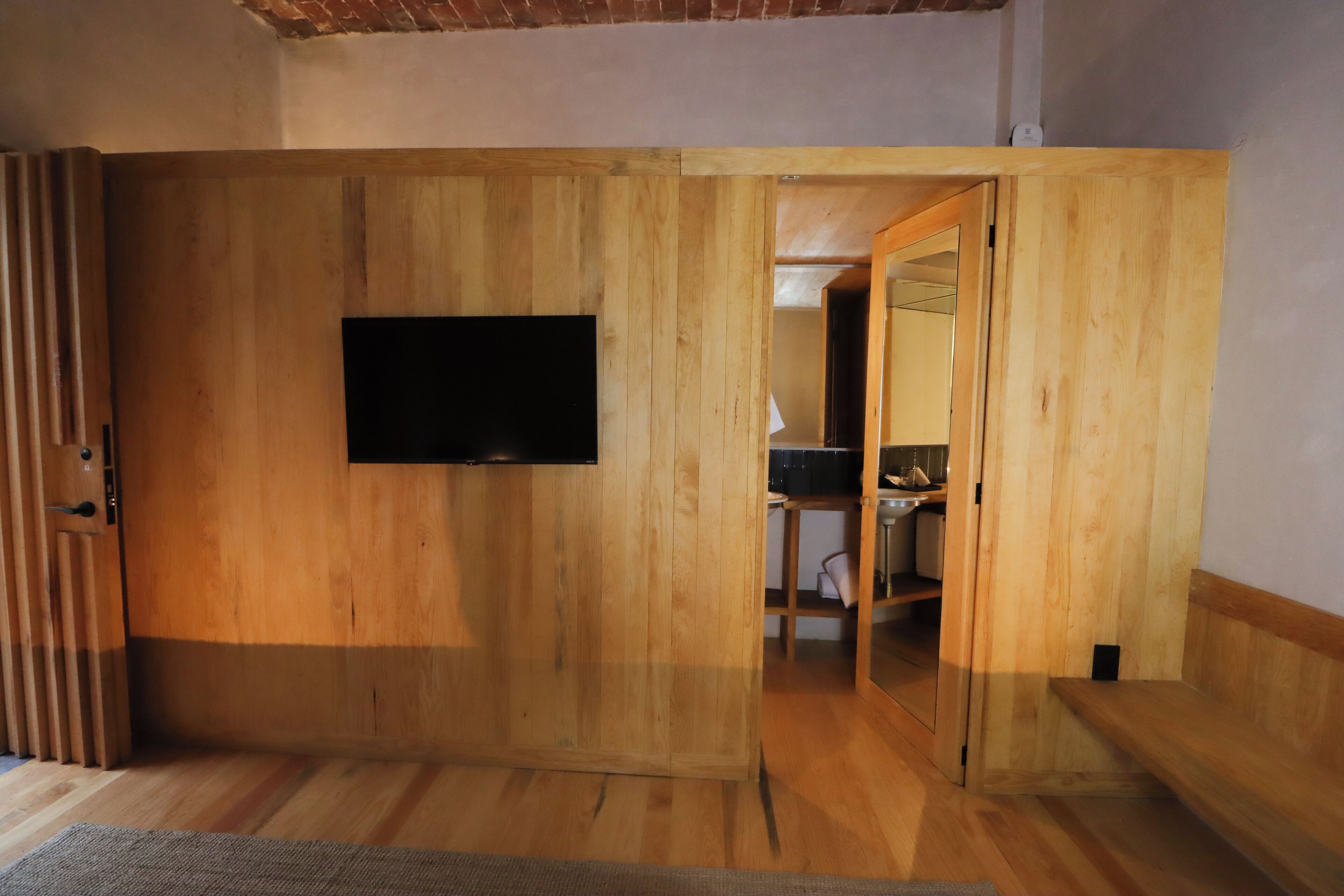 Frigobar, cofres nos quartos, escrivaninha