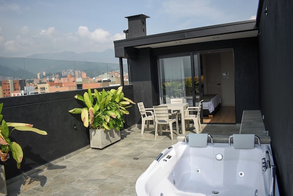 Outdoor spa tub