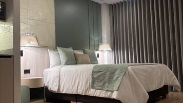 Quarto superior | Cofres nos quartos, escrivaninha, espaço de trabalho para notebook