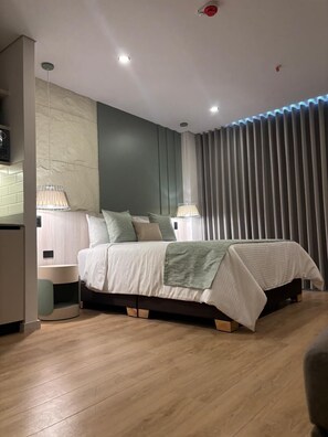 Habitación superior | Caja de seguridad en la habitación y escritorio 