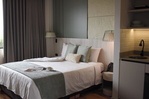 Superior Room | Minibar, in-room safe, desk, laptop workspace - Hotel Ryo 74B Suites by Growing Group (Medellín)