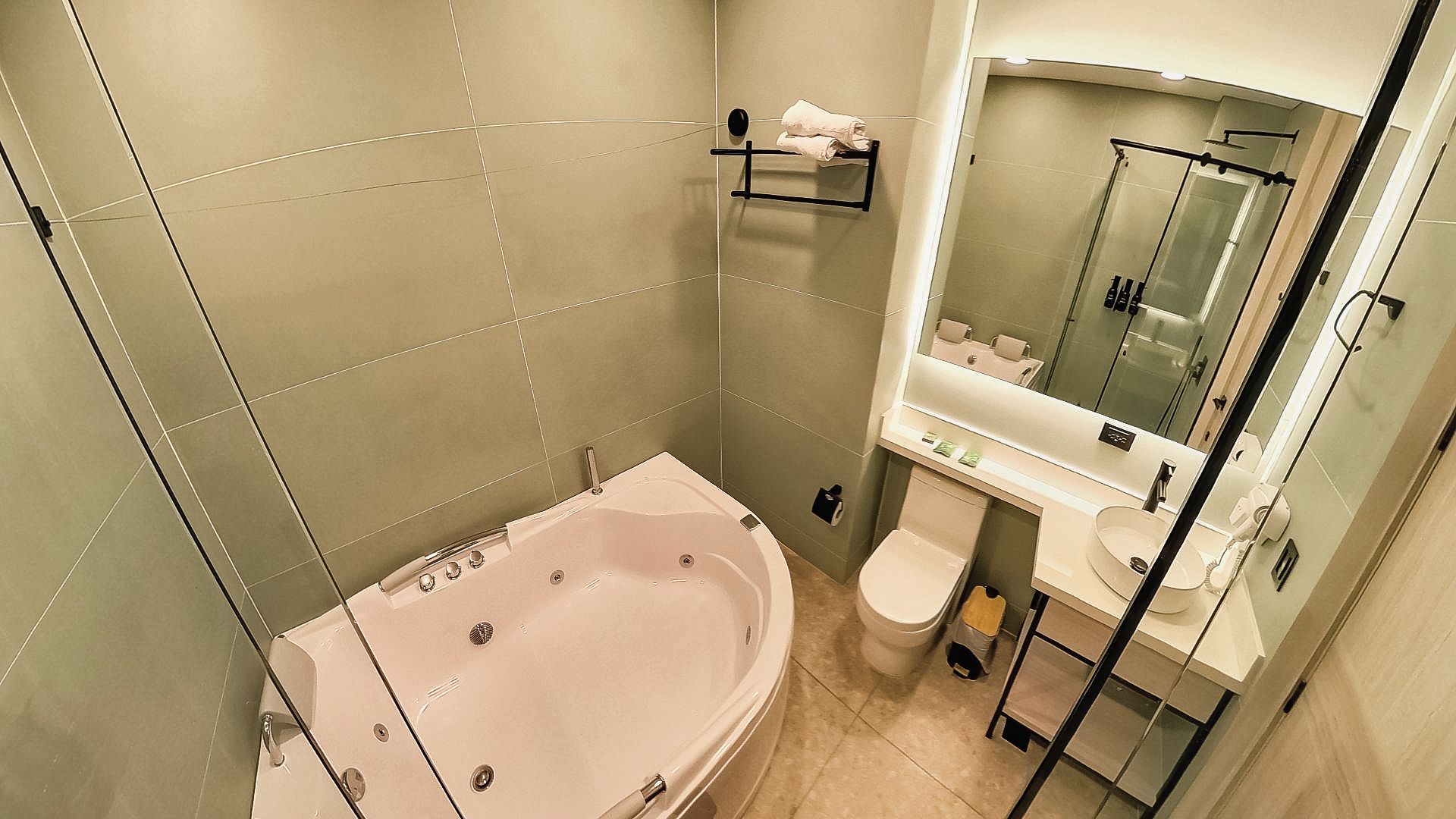 Un baño moderno con una bañera independiente, un inodoro y un lavamanos.
