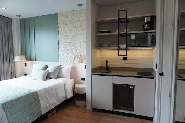 Mini réfrigérateur, micro-ondes, plaque de cuisson