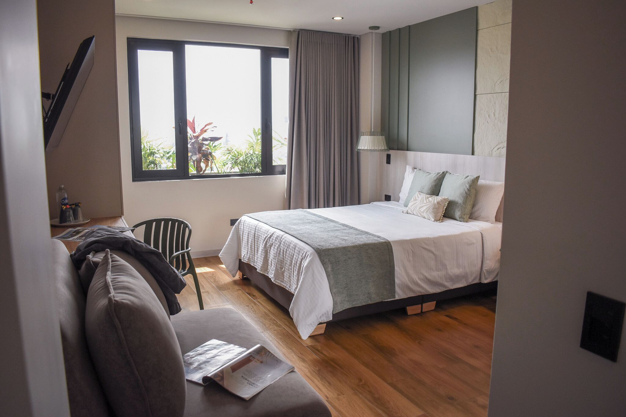 Minibar, coffres-forts dans les chambres, bureau