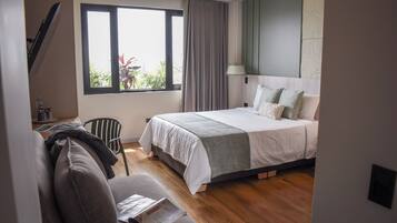 Minibar, coffres-forts dans les chambres, bureau