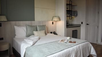 Superior-værelse | Minibar, pengeskab på værelset, skrivebord