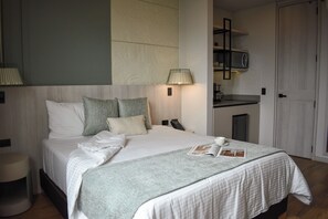 Minibar, in-room safe, desk, laptop workspace - Hotel Ryo 74B Suites by Growing Group (Medellín)