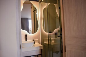 Superior Room | Bathroom | Hair dryer, towels, soap, shampoo - Hotel Ryo 74B Suites by Growing Group (Medellín)