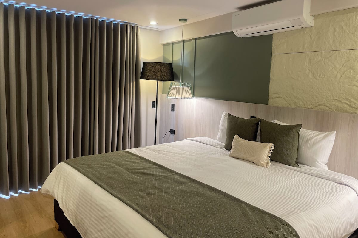 Caja de seguridad en la habitación y escritorio