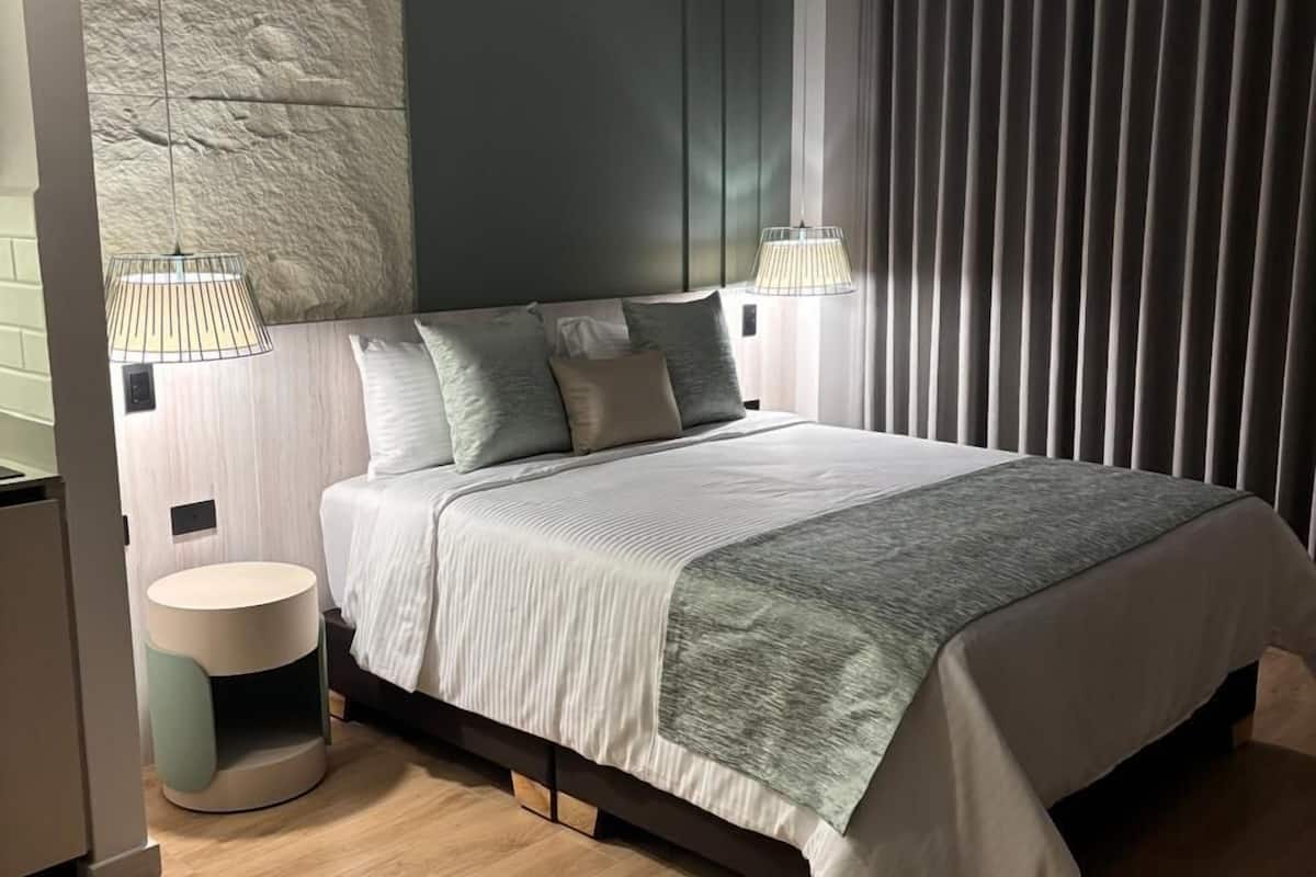 Chambre supérieure | Coffre-fort, bureau, espace de travail pour ordinateurs portables