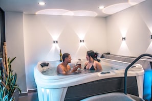 Sauna seca, banheira de hidromassagem, sauna a vapor