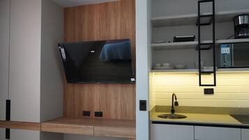 Mini réfrigérateur, micro-ondes, plaque de cuisson