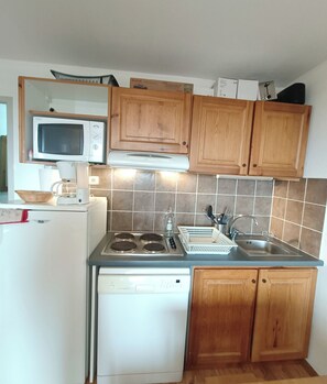 Refrigerador, microondas, horno, placa de cocina