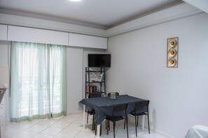 Dining - Right in the heart of a vibrant city, yet quiet,quality and cosy appartment. (Athens)