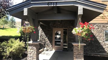 Condo (2 Bedrooms) | Property entrance