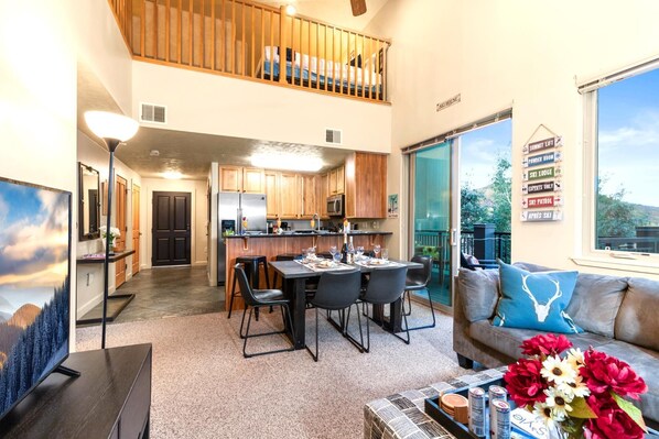 Condo (2 Bedrooms) | Sala de estar | Televisión 