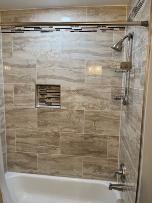 Shower, hair dryer, towels, soap - Fabulous 5-bedroom house with AC in charming Annapolis (Annapolis)