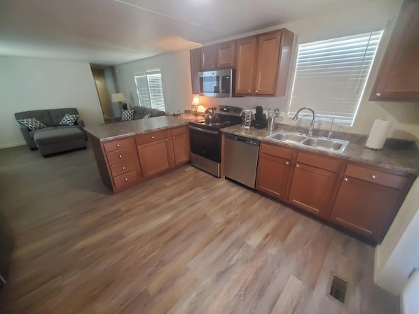 Four Ă micro-ondes, un four, surface de cuisson, lave-vaisselle