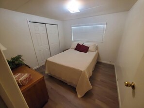 2 bedrooms, internet, bed sheets