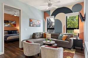 تلفزيون، كُتُب، مكتب