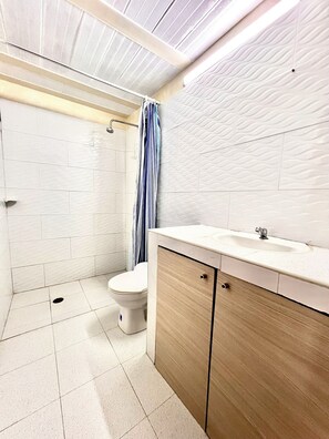 Shower, towels, soap, toilet paper - Colonial House 3 Bedrooms Centre Santa Marta (Santa Marta)