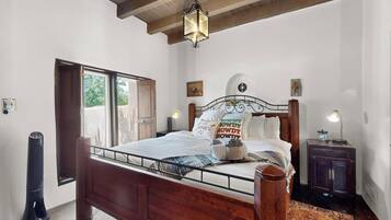 3 habitaciones, tabla de planchar con plancha, wifi y ropa de cama