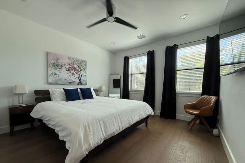 3 bedrooms, iron/ironing board, internet, bed sheets