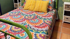 A bed with a colorful patterned bedspread and a yellow pillow. - Cozy Casita 1bd/1bth 3 min to Farmer's Market (Las Cruces)