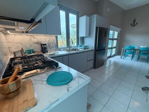 Fridge, microwave, stovetop, coffee/tea maker