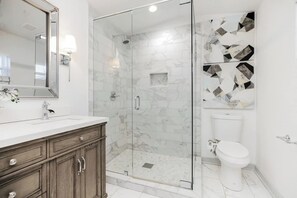 Shower, hair dryer, towels, soap - Modern Beauty in Crestline Park (Birmingham)