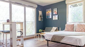 Een strijkplank/strijkijzer, wifi, beddengoed