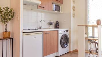 Een koelkast, een microgolfoven, een koffiezetapparaat/waterkoker