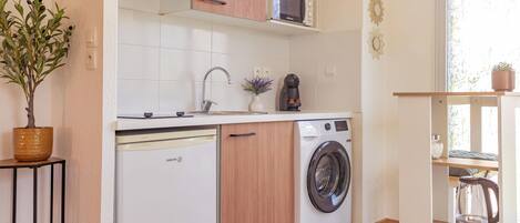 Réfrigérateur, micro-ondes, cafetière/bouilloire, grille-pain