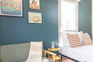 Iron/ironing board, WiFi, bed sheets