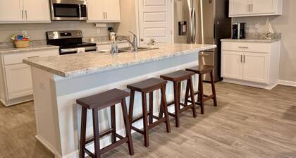 Spacious 4BR Retreat Near Gulf Shores & OWA – Perfect for Families & Groups!
