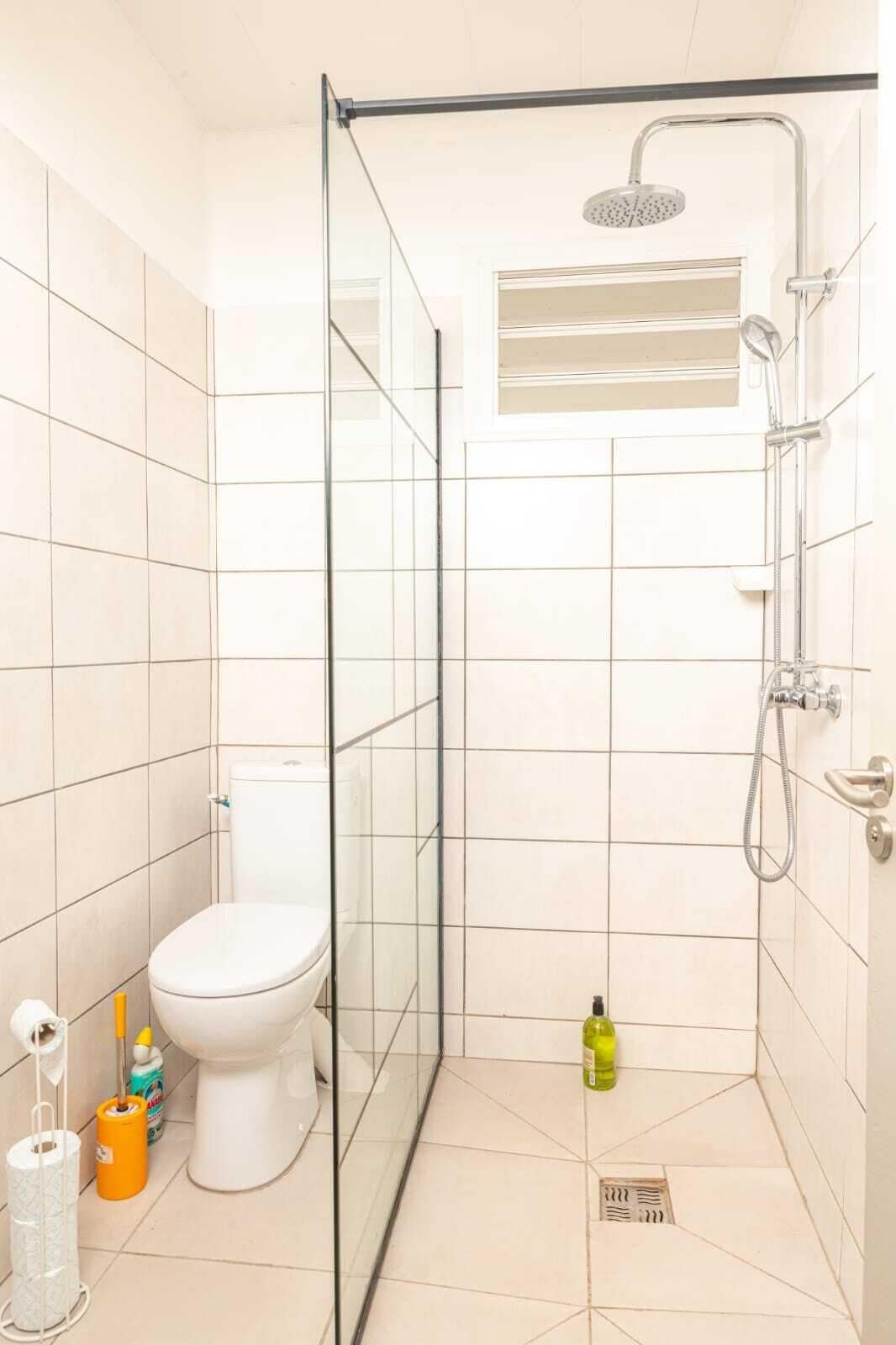 Dusche, Haartrockner, Handtücher, Seife